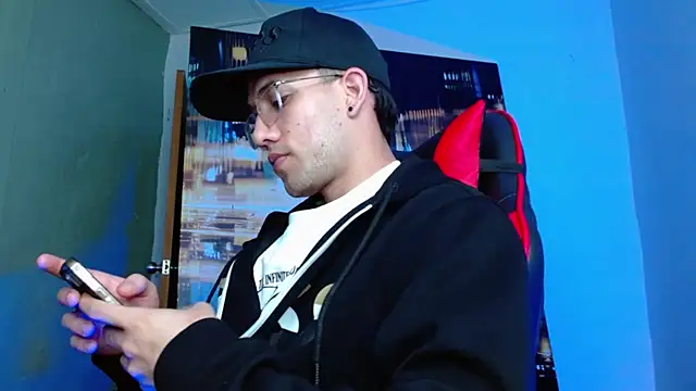 alexgiraldo   online show from 04/11/26, 01:54