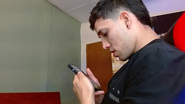 Snapshot of alexgiraldo__ chatting on 06/06/26, 12:27 alexgiraldo online show from 06/06/26, 12:27