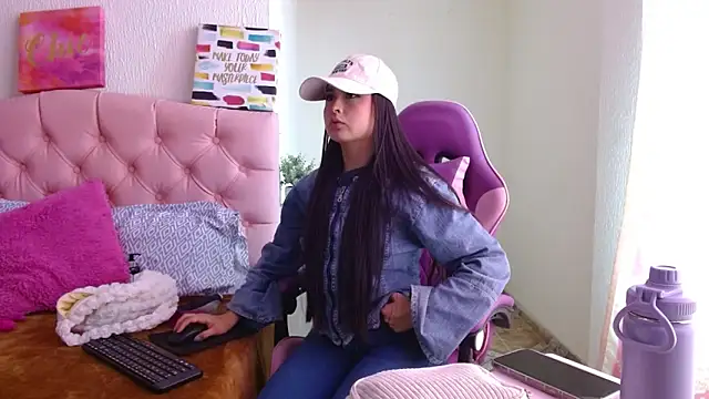 Snapshot of Emma-Flowers chatting on 09/27/25, 06:57 Emma-Flowers online show from 09/27/25, 06:57