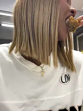 alisonn moon online show from 11/22/25, 12:42