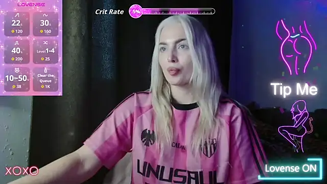 Snapshot of SpaceMarsi chatting on 10/28/25, 02:15 SpaceMarsi online show from 10/28/25, 02:15