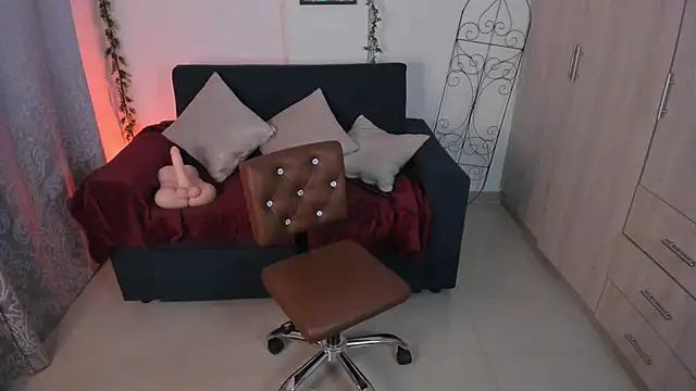 Snapshot of mishelkrave_ chatting on 10/10/25, 12:20 mishelkrave  online show from 10/10/25, 12:20