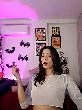 Snapshot of mishelkrave_ chatting on 10/28/25, 10:23 mishelkrave  online show from 10/28/25, 10:23