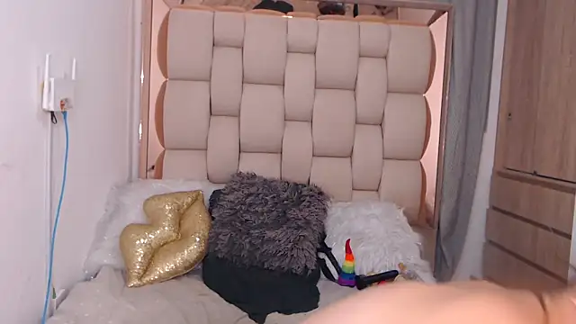 emarosse1 online show from 11/30/25, 03:54