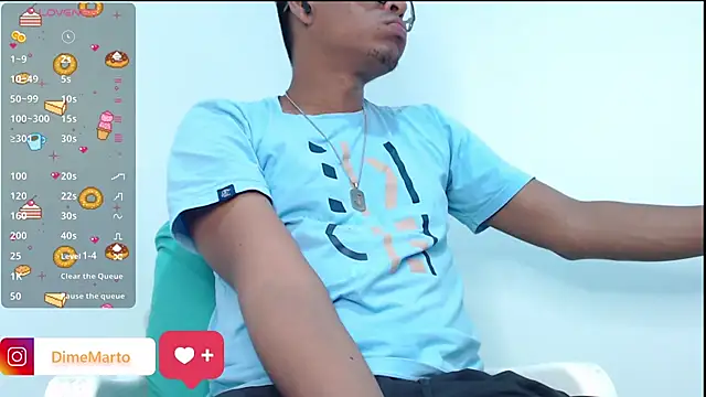 Snapshot of mike_black_22 chatting on 10/23/25, 01:43 mike black 22 online show from 10/23/25, 01:43