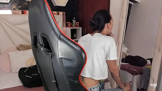 Snapshot of sara_slut21 chatting on 12/21/24, 02:58 sara slut21 online show from 12/21/24, 02:58