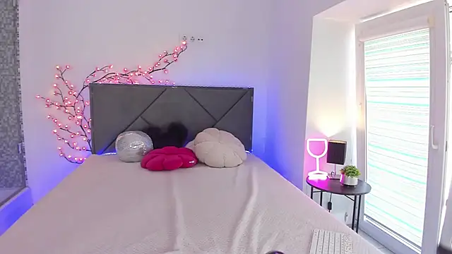 HollyTailors online show from 09/15/25, 12:16