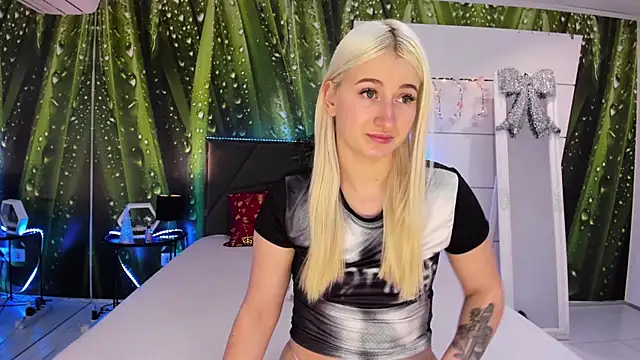 HollyTailors online show from 12/16/25, 06:29