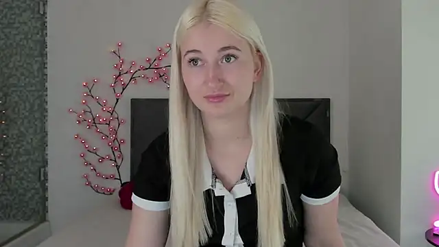 HollyTailors online show from 03/22/26, 01:25