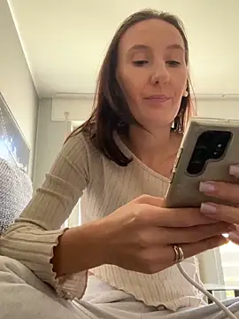 Emilia Mausi online show from 10/30/25, 11:22