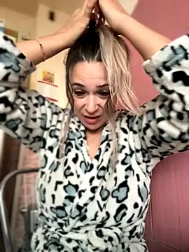 iSelena online show from 09/25/25, 04:38