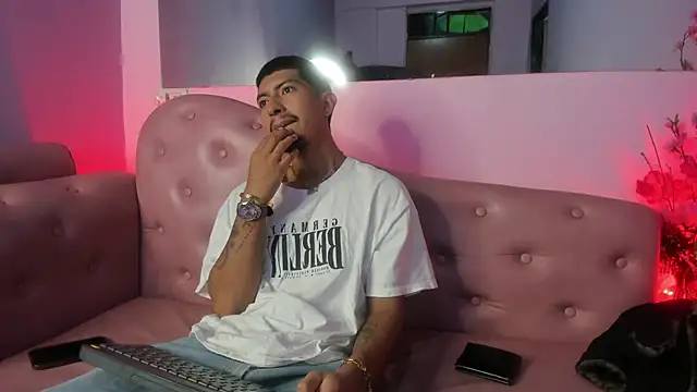 Snapshot of AxelAndJeremy chatting on 09/28/25, 01:44 AxelAndJeremy online show from 09/28/25, 01:44