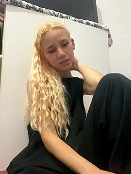 Snapshot of Bruna551 chatting on 10/19/25, 05:02 Bruna551 online show from 10/19/25, 05:02