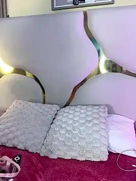 SofiJones  online show from 11/12/25, 08:30