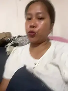Snapshot of Pilipinalyn23 chatting on 07/26/26, 10:44 Pilipinalyn23 online show from 07/26/26, 10:44