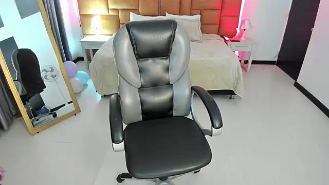 Snapshot of Catti_Brie chatting on 04/25/26, 11:35 Catti Brie online show from 04/25/26, 11:35