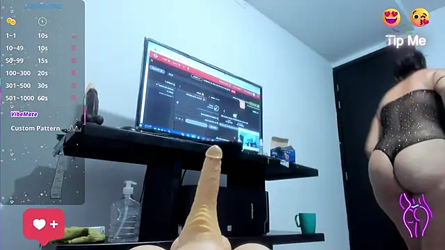 Alicia Whitee online show from 10/14/25, 10:16