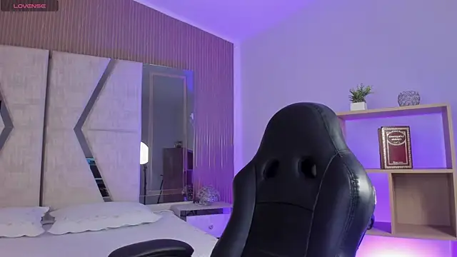 Axel grey  online show from 04/22/26, 12:39