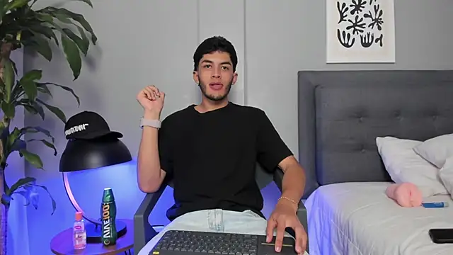 Tylerffoxx online show from 06/18/26, 09:41