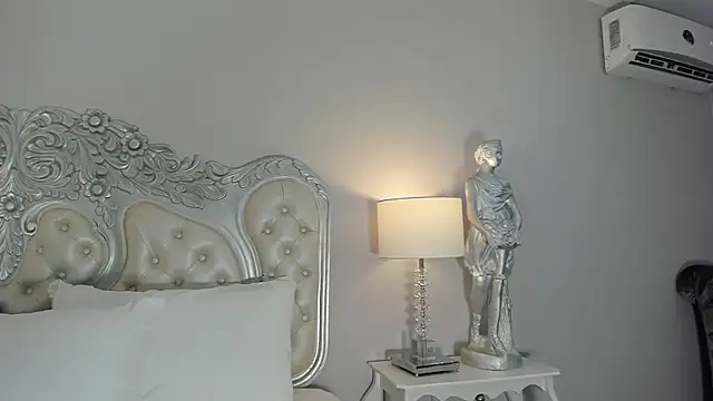 CarolineLee  online show from 12/13/25, 10:37