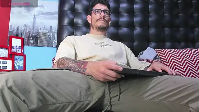 Snapshot of damian_bull chatting on 05/03/26, 02:34 damian bull online show from 05/03/26, 02:34