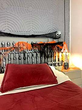 eviegothel  online show from 10/29/25, 08:21