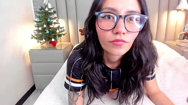 eviegothel  online show from 12/15/25, 08:35