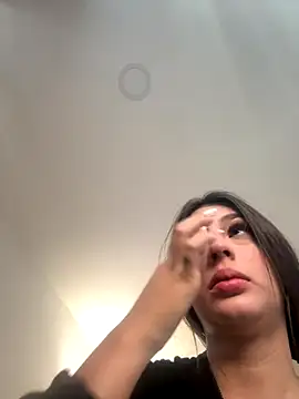 Snapshot of Mavii_ chatting on 10/15/25, 04:18 Mavii  online show from 10/15/25, 04:18