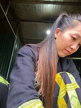 Huong-Ly online show from 11/16/25, 08:20