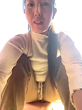 Huong-Ly online show from 11/26/25, 02:01