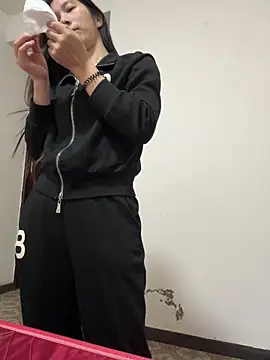 crhong666 online show from 10/27/25, 12:26