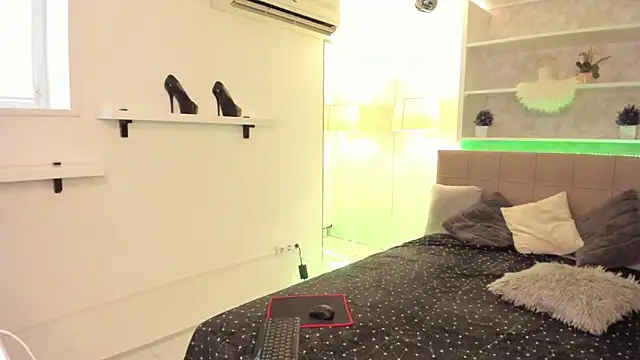 IsabelKiss online show from 10/29/25, 06:26