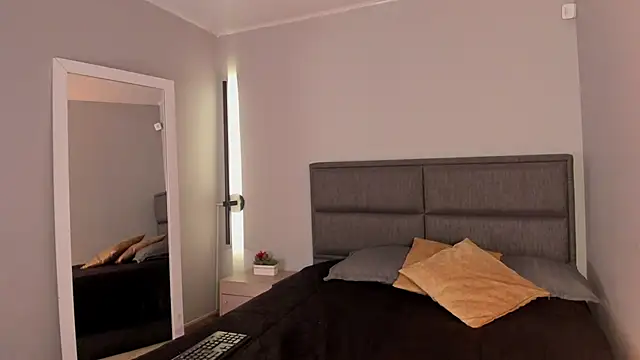 Emma  clark  online show from 04/10/26, 12:54