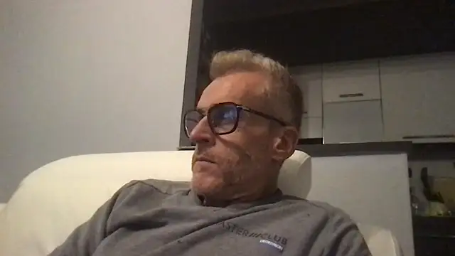 Axl hot online show from 11/17/25, 09:09