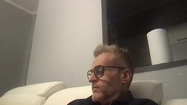 Axl hot online show from 11/28/25, 08:33