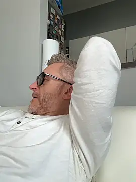 Axl hot online show from 03/21/26, 01:37