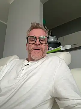 Axl hot online show from 03/22/26, 04:32