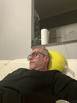 Axl hot online show from 04/04/26, 09:45