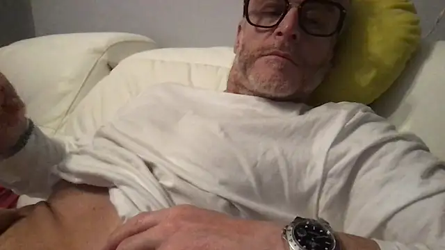 Axl hot online show from 04/16/26, 09:39