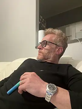 Axl hot online show from 04/18/26, 09:04