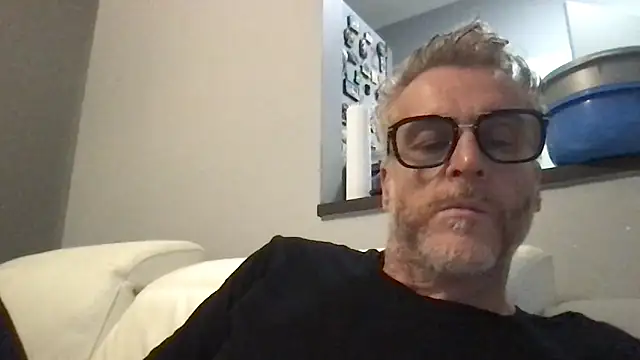 Axl hot online show from 04/21/26, 05:50