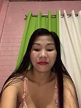 Snapshot of Cleo17 chatting on 04/28/26, 12:32 Cleo17 online show from 04/28/26, 12:32