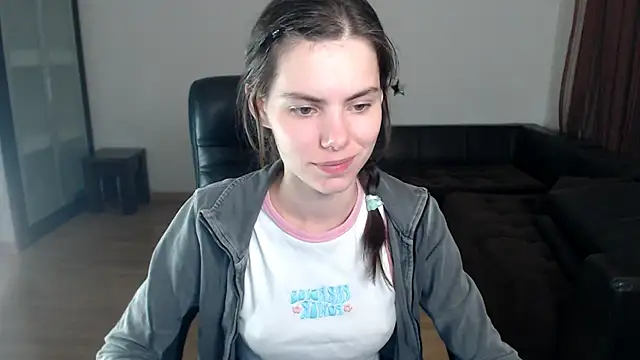 Snapshot of AmelieReve chatting on 09/17/25, 04:19 AmelieReve online show from 09/17/25, 04:19