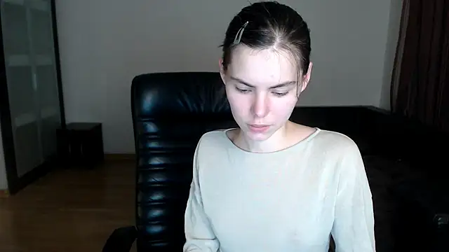 Snapshot of AmelieReve chatting on 10/14/25, 04:41 AmelieReve online show from 10/14/25, 04:41