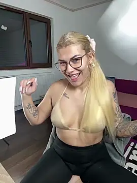 MiaKiittyy online show from 11/30/25, 01:42