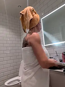 sexygilf82 online show from 11/13/25, 09:36