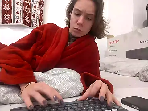 Snapshot of HoneySquirrel chatting on 10/26/25, 04:24 HoneySquirrel online show from 10/26/25, 04:24