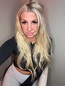 Snapshot of kimmyxxx69 chatting on 10/26/25, 06:47 kimmyxxx69 online show from 10/26/25, 06:47