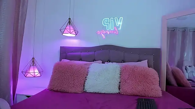 Snapshot of Sophie_stars chatting on 09/09/25, 03:28 Sophie stars online show from 09/09/25, 03:28