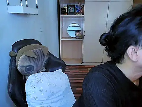 Snapshot of YourNikkieXxx chatting on 11/22/25, 02:32 YourNikkieXxx online show from 11/22/25, 02:32